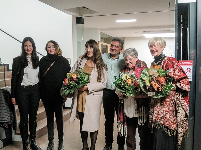 Die Raiffeisenkasse Prad zeigt zum 90-jährigen Geburtstag von Hans Ebensperger einige seiner Werke. Bei der Eröffnung waren seine Frau, die beiden Töchter und zwei Enkeltöchter anwesend. V.l.: Christine und Franziska, die Tochter Christine, Albrecht Ebensperger, seine Frau Siegfriede Ebensperger geb. Coufal und seine Tochter Reinhild. 