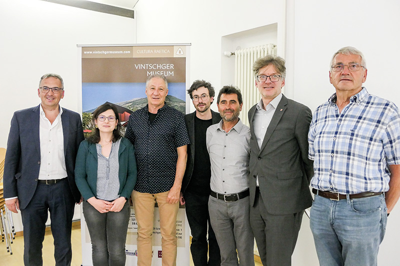 Das Webportal der Objekte in Museen, Sammlungen und Archiven in Südtirol soll ausgebaut und dezentralisiert werden. Das Projekt Bildarchiv Vinschgau wurde im Vuseum in Schluderns vorgestellt. V. l.: BM Heiko Hauser, Notburga Siller, Wolfgang Thöni, Alexander Lutt, Karl Ruepp, Manuel Gatto und Toni Patscheider.