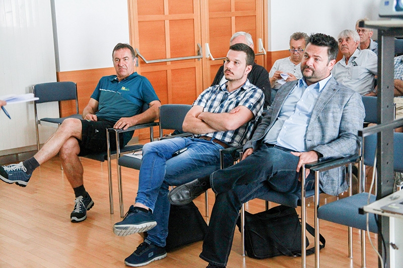 Der Techniker des FHW Laas Hugo Trenkwalder (links) neben Benjamin Hupfauf (Alpenkohle GmbH) und Marcel  Huber, dem Geschäftsführer der Fa. Syncraft, die die Holzvergaseranlage in Laas montiert hat