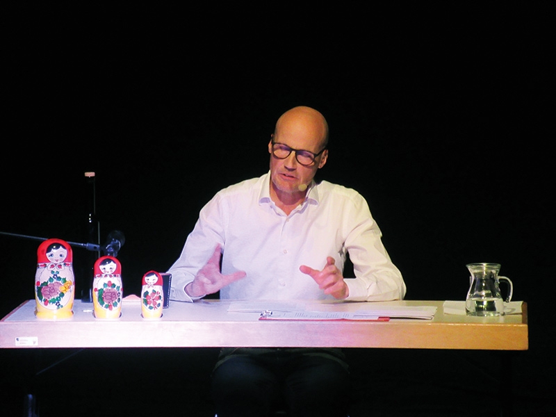 Horst Schaller ist nicht nur Theaterautor und Sketchschreiber, er zeigte sich bei seinem Soloprogramm auch als vielschichtiger Kabarettist, Bänkelsänger, Sprachakrobat und Meister von szenischen Lesungen. 