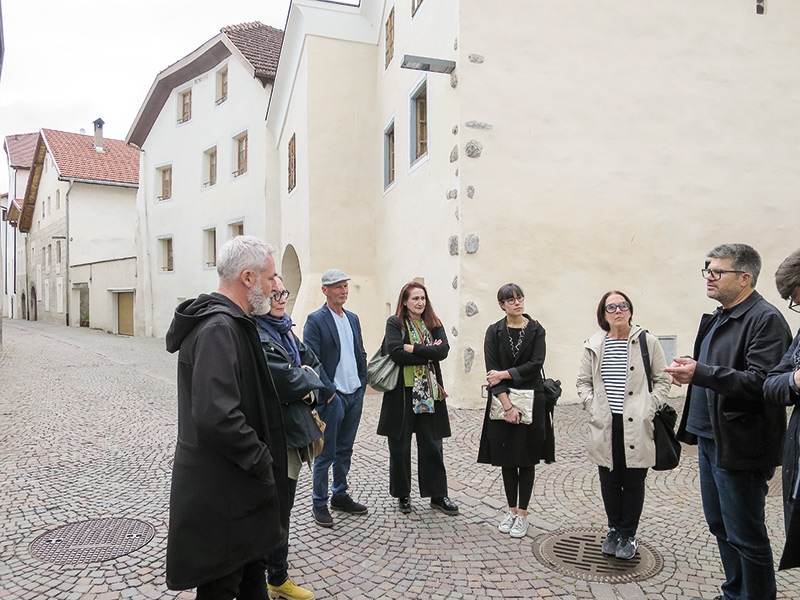 Beim Tag der Architektur wurden im Vinschgau am 18. Mai restaurierte und neue Gebäude in Glurns, Schluderns und Schleis besichtigt. Die ganze Tour wurde von den beiden Architektinnen Julia Pircher und Sylvia Dell´Agnolo organisiert.  