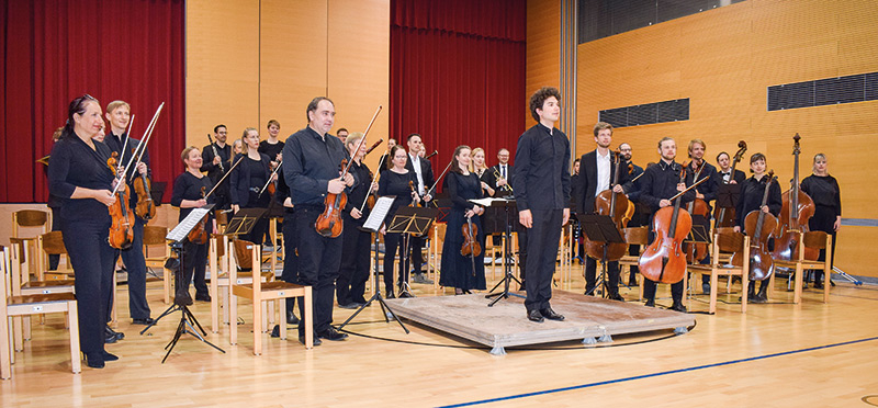 Die Musikerinnen und Musiker ernten kräftigen Applaus in der Stadthalle von Glurns 
