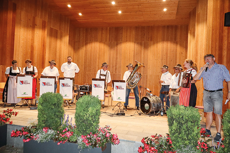 v. l. Luzia Tischler, Gerlinde Warger, Siegi Warger, Karl Anton Pegoraro, Luis Dietl, Raimund Kapeller, Sepp Joos, Hubert Hellriegl, Steffi Dietl und Moderator Andreas Wiesler