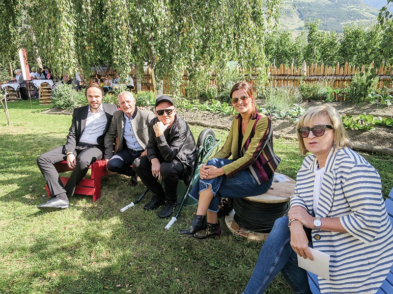 Den Paul-Flora-Preis in der Höhe von 10.000 Euro erhielt dieses Jahr der aus Laatsch stammende Künstler Sven Sachsalber. Der Glurnser BM Luis Frank konnte die Nordtiroler Kulturlandesrätin Beate Palfrader, den Südtiroler Kulturlandesrat Philipp Achammer, die Kuratorin Sabine Gamper und viele Kunstfreunde im Gemeinschaftsgarten begrüßen. V.l.: Achammer, Frank, Sachsalber, Gamper, Palfrader