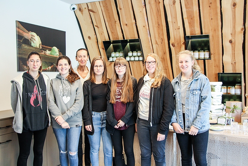Die Schülerinnen der Ernährungsschiene der Fachschule Kortsch mit Evelyn Lechner im Hofladen des Betriebs.