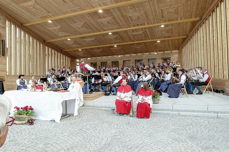 Der gemischte Kirchenchor und der stimmgewaltige Männerchor umrahmen gemeinsam mit der Musikkapelle die Festmesse, die Dekan Stefan Hainz im Freien feierlich zelebriert