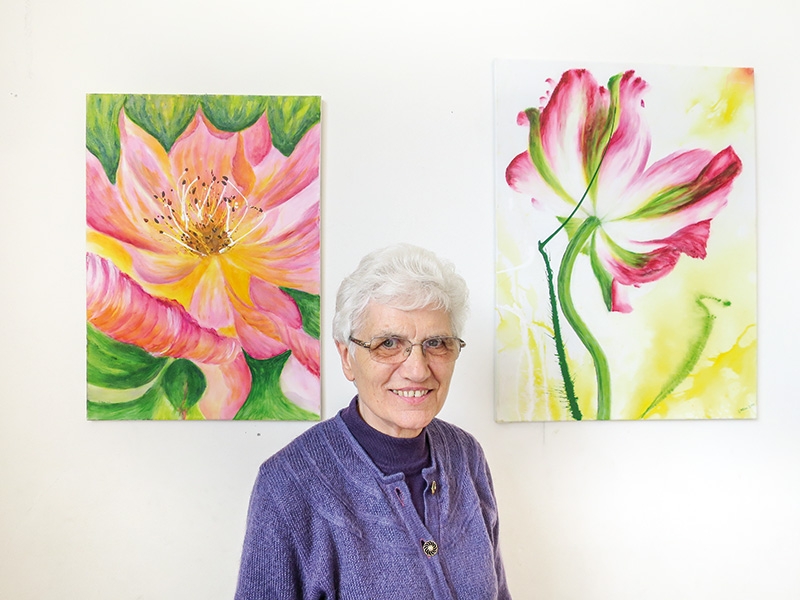 Gabriele Alber zeigte am 28. April und 5. Mai in der Grundschule Tanas ihre farbenfrohen Aquarell- und Acrylbilder. 