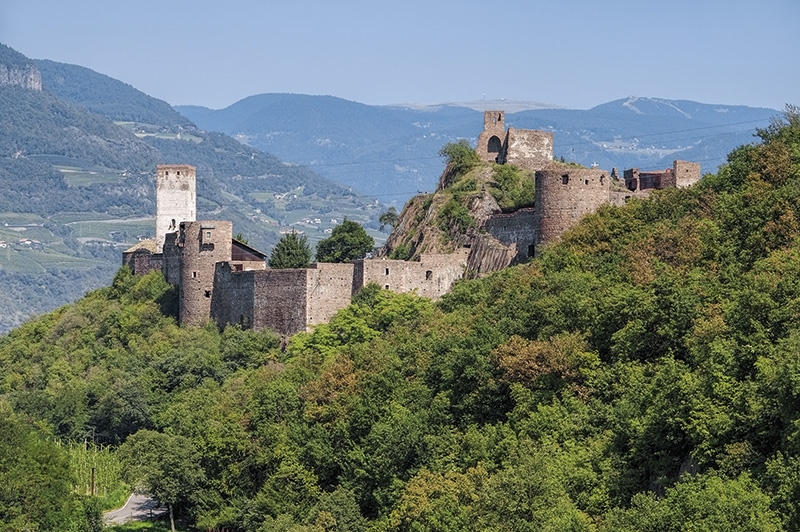 Sigmundskron Die ausgedehnte, die ganze Umgebung beherrschende Burg besteht aus der Hauptburg und zwei Vorburgen; erhalten hat sich der sogenannte Weiße Turm, in dem sich ein Dokumentationszentrum  zur Gegenwart befindet. www.messner-mountain-museum.it   GESPRÄCHE am Feuer /06./13./20./27. August 2019, abendliche Museumsbesichtigung des WWW Firmian. Ab 21 Uhr erzählt Reinhold Messner aus seinem Leben und beantwortet ihre Fragen. Der Burghügel wir 945 als Burg Formigar erwähnt, war 1163 Verwaltungssitz der Trientner Bischöfe. 1474 bis 1483 erweiterte Herzog Sigismund die nunmehr nach ihm benannte Burg. Sigmundskron bedeutet den Wendepunkt in der Südtirolpolitik