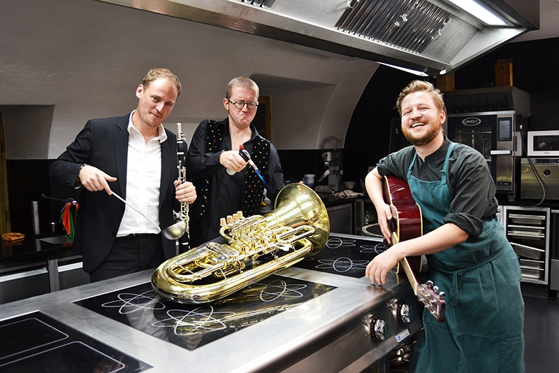 Schorn, Gigler und Ortler nach einer gemeinsamen Zugabe on fire in der Restaurantküche