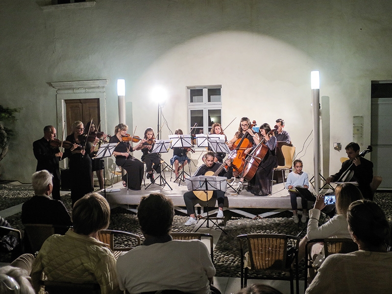 Im Rahmen der „Schlanderser Sommerabende“ präsentierten die Musikdozenten und Teilnehmern des Workshops „Kammermusik für Streicher und Bläser“ ihre einstudierten Werke. 