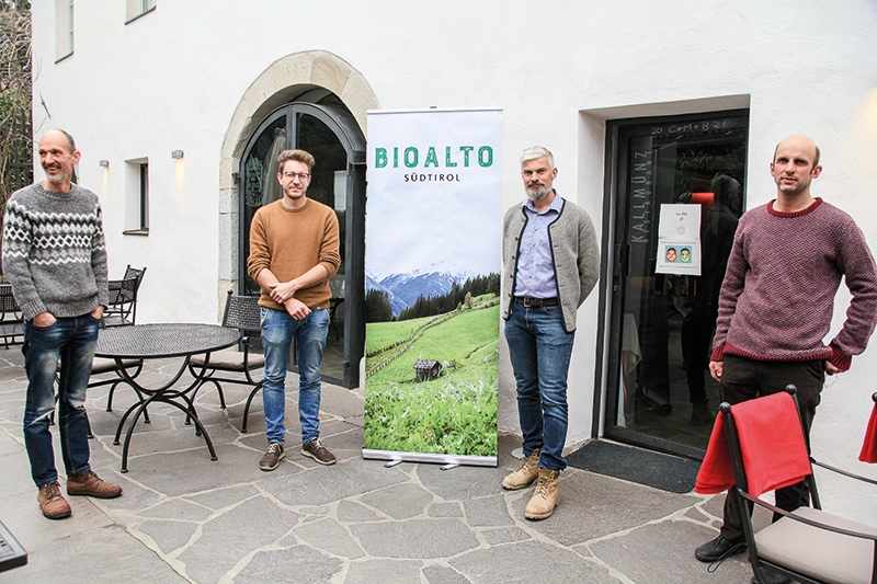 v.l.: Armin Bernhard und Michael Hofer von der Bürgergenossenschaft Obervinschgau (GGO), der Obmann von Bioland und neuer Obmann von „Bio Alto Südtirol“ Toni Riegler und der Laastscher Biobauer Günther Wallnöfer vor dem Restaurant Kallmünz in Meran