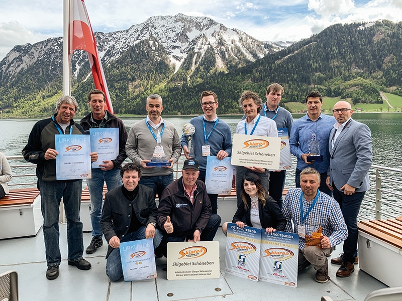 Das Team des Skigebietes Schöneben-Haideralm nach der Preisverteilung auf einem Schiff der Achenseeschifffahr