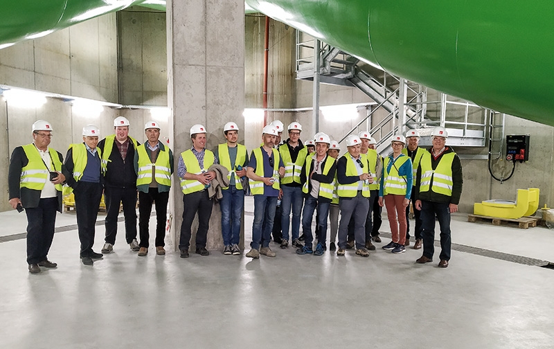 Klein wirken die Besucher in diesem großen Krafthaus