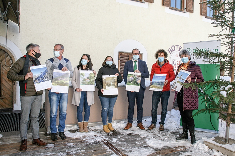 Kalendervorstellung in Mals  v. l. Wolfgang Thöni, Karl Schwabl, Evelin Thöni, Franziska Frank, Gerhard Stecher, Hans Zagler und Helene Dietl Laganda