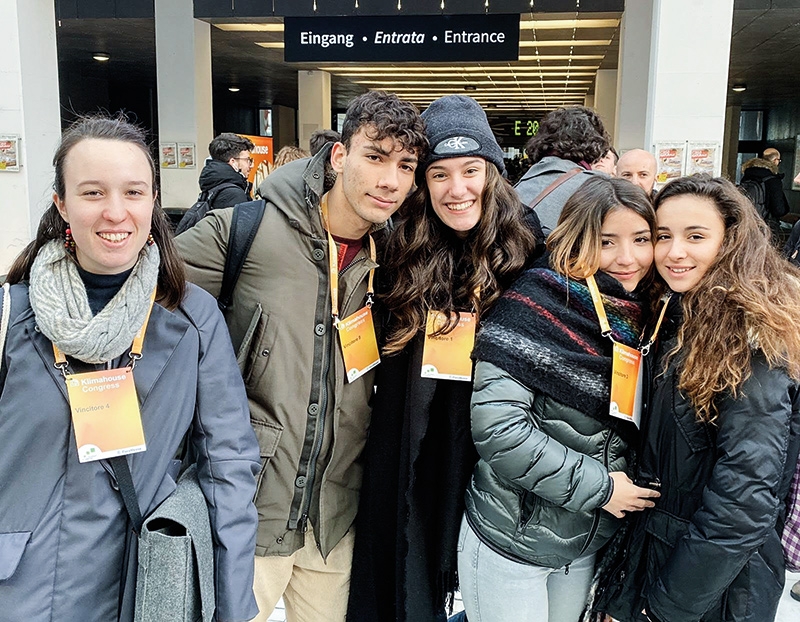 Mit diesen Jugendlichen aus ganz Italien hat Laura Eberhöfer (l.) das Gewinnerprojekt ausgearbeitet