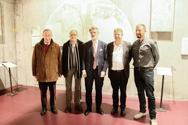 v.l.: der ehemalige Präsident des Südtiroler Kulturinstitutes und Vinschgaukenner Marjan Cescutti, der Herausgeber und Archäologe Günther Kaufmann, der derzeitige Präsident des Südtiroler Kulturinstitutes Hans-Christoph von Hohenbühel, BM Andreas Heidegger und Kulturreferent Michael Ganthaler