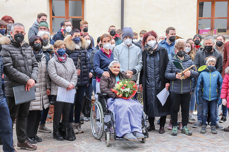 Geburtstagsfeier für Johanna Trenkwalder Raffeiner im Hof des Seniorenwohnheimes Annenberg in Latsch
