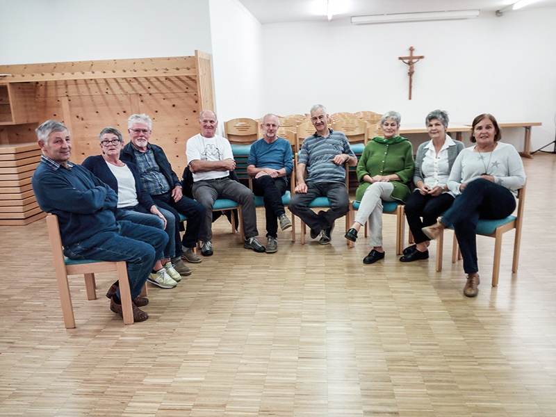 An der Ausstellung beteiligt waren v.r.: Elisabeth Wielander, Erna Linser, Barbara Tanchis, Jakob Reichegger, Peter Tscholl, Robert Gurschler, Martin Pauli, Anna Fischer, Ulrich Nagl. Nicht auf dem Foto sind Emma Mantinger, Gisela Nagl mit der Jungschargruppe.