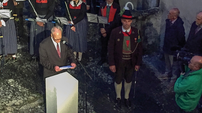 BM Gustav Tappeiner bei seinen Glückwünschen für die Ehrenkompanie Mjr. Michael Mayr Kastelbell - rechts Hauptmann Dietmar Pixner