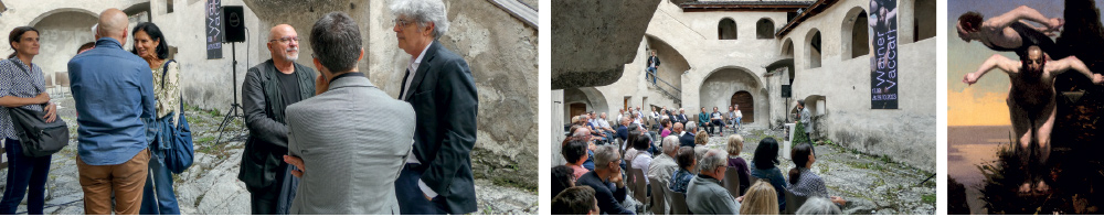  Vor der Eröffnung der Ausstellung auf Schloss  Kastelbell. Der Künstler Wainer Vaccari (3. von rechts) im Gespräch mit Italo Bressan (rechts), der 2018 zur Herbstausstellung eingeladen wurde. Kunsthistoriker und Kurator Gabriele Lorenzoni versucht das künstlerische Werk zu interpretieren.