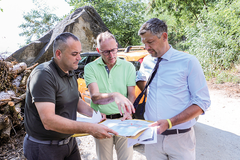 BM Mauro Dalla Barba, der Direktor des Straßendiensts Vinschgau, Stephan Bauer, und LR Daniel Alfreider (v. l.) beim Lokalaugenschein an der Baustelle zwischen Latsch und Goldrain.