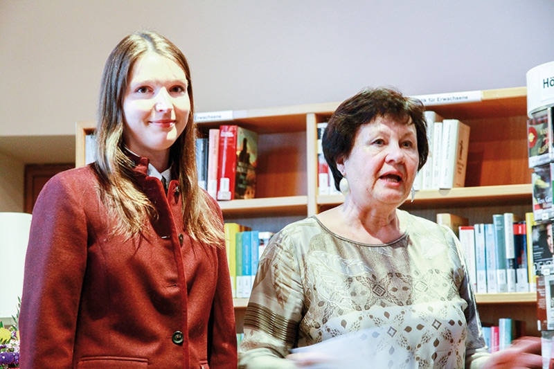 Die Jungärztin und in der Forschung tätige Magdalena Holzknecht und die Präsidentin des Bildungsausschusses Partschins Wally Nardelli