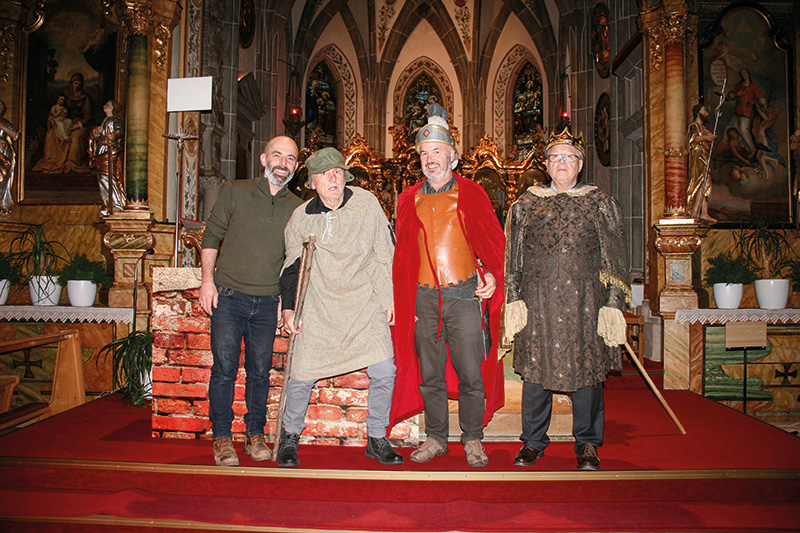 v.l. Die Schauspieler in der Pfarrkirche  von Schluderns: v. l. Michael Stauder (Erzähler), Heini Riedl (Bettler), Martin Klotz (Hl. Martin) und Josef Trafoier (Kaiser) 