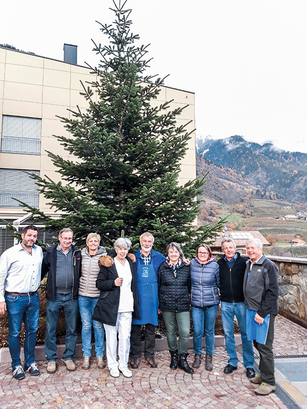 v.l.: Direktor Jürgen Pircher, Toni Egger, Lydia Sachsalber, lrmgard Tumler, Toni Schwien-bacher, Waltraud Eschgfäller, Waltraud Pföstl, Walter Oberhofer und Sepp Kofler