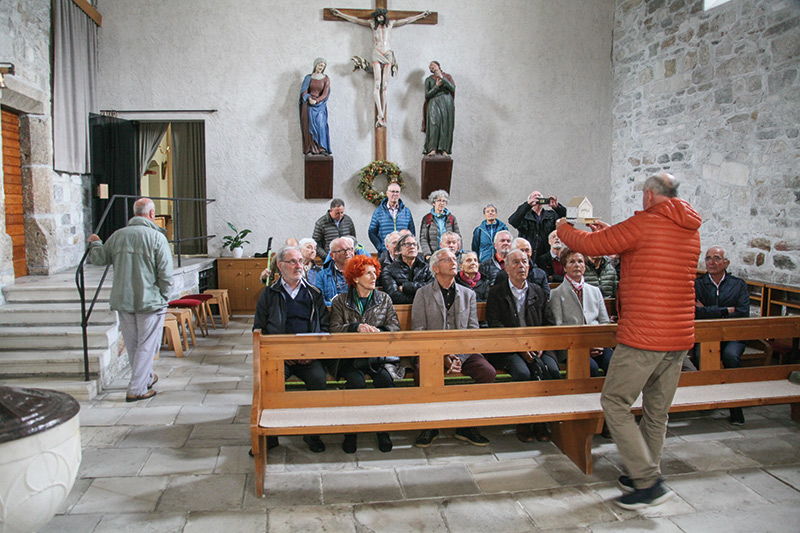 Franz Waldner begeistert mit seinen Ausführungen in der Apsis der Laaser Pfarrkirche