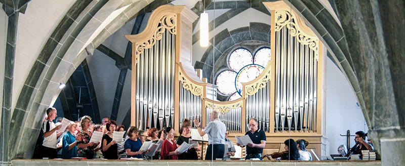 Chor, Solisten und Orchester mit Chorleiter Robert Ruepp und Dirigent Wolfgang Heinzen