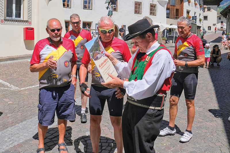 Anton Punt überreicht eine Urkunde zum 40. Radtour-Jubiläum
