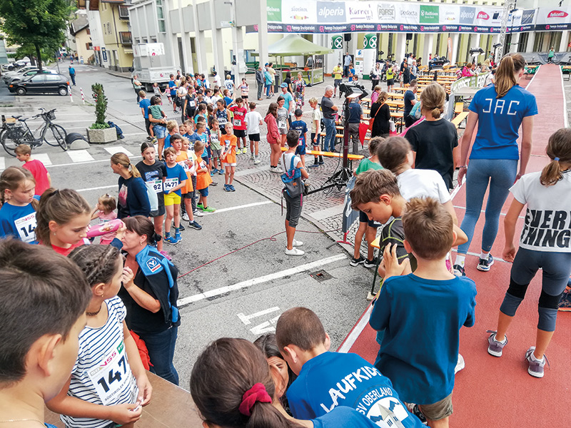 Die Gelegenheit auf einem so tollen Laufteppich und Steg laufen zu dürfen haben auch die jüngsten Nachwuchssprinter nutzen dürfen.