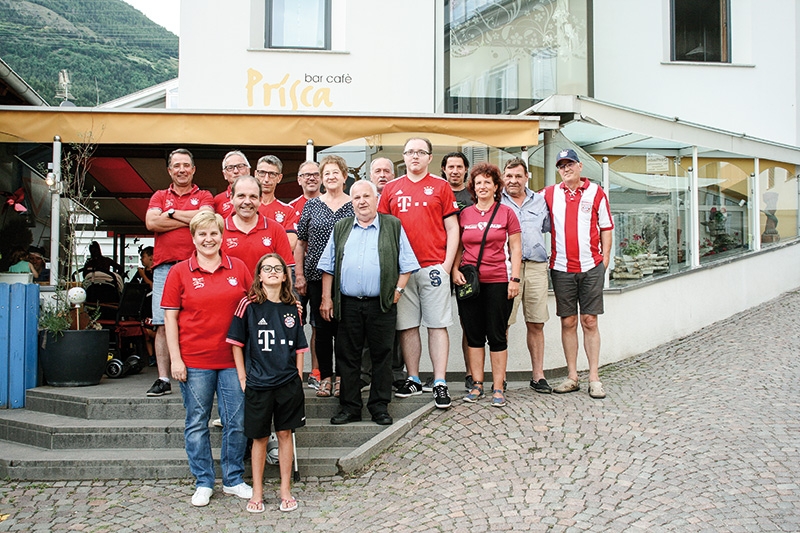 Mitglieder des „Bayern Fan Club Ortler“ bei ihre Vollversammlung in der „Bar Prisca“ in Schluderns