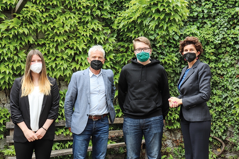 v.l. Vera Maria Raffeiner, Leiter der Gruppe Übungsfirma an der WFO Stephan  Dietl, Alex Claudini und Barbara Jäger von Business Pool