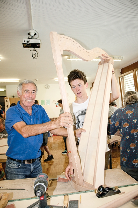 An vier Tagen dreht sich in den Werksräumen der Mitterschule Mals alles um den Bau von Harfen und Raffelen  links: Skilegende Gustav Thöni  aus Trafoi mit seinem Enkel Matthias Gander