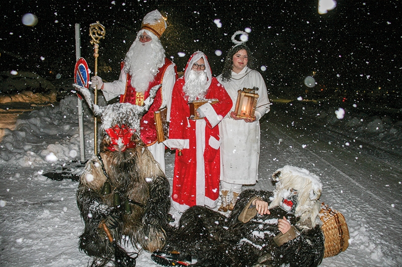 Der Nikolaus ist im Schneetreiben in Schluderns unterwegs