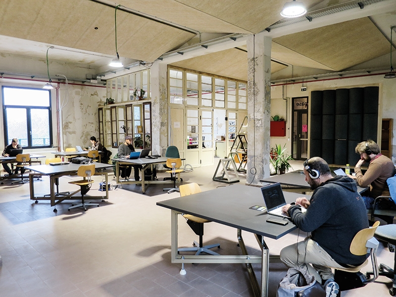 BASIS Vinschgau hat in der ehemaligen Palazzina das Startbase Coworking eröffnet. Beim Open Coworking Day konnte man die Räume besichtigen, aber auch Coworking betreiben und die Arbeitsplätze ausprobieren. 