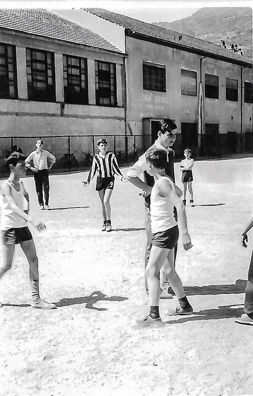 Roman Raffeiner (Schiedsrichter) und Hansjörg Stelzl ( rechts im Bild mit kurzen Hosen) auf dem Sportplatz in der Vintlerstraße gegenüber dem Franziskanergymnasium. Links im Bild mit langen Hosen, Oswald Mayr, der langjährige Direktor des Südtiroler Sanitätsbetriebes.