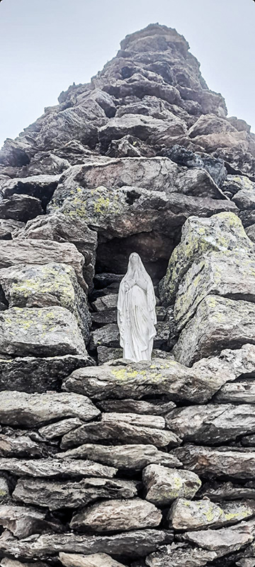 Vom Staonmandl auf dem „Lootscher“ aus wacht eine Madonna über Laatsch