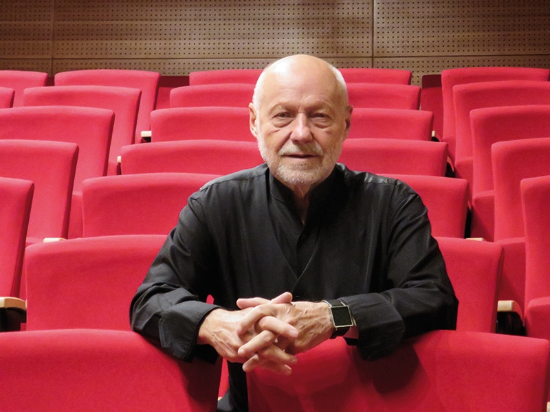 Christoph Brück war Schauspieler, Schauspieldirektor, Regisseur und Dozent für Schauspiel und Regie. Er hat Zeit seines Lebens mit Profischauspielern gearbeitet. Von 2013 bis 2019 hat er im Vinschgau vier anspruchsvolle Stücke mit Laienschauspielern sehr erfolgreich aufgeführt. Es war ein interessantes und bereicherndes Erlebnis für Brück und auch für die Vinschger Theaterspieler. 