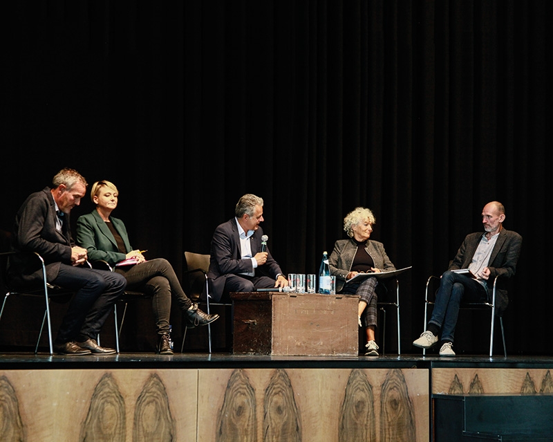 Über Transformation hin zu weniger Wachstumszwängen gab es Statements von v.l.:  Klaus Mair, Michela Morandini, Harald Pechlaner, Susanne Elsen und Armin Bernhard