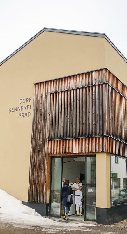 Bio-Dorfsennerei-Prad, seit 2019 unter der Führung der Bürgergenossenschaft Obervinschgau, Infos: https://bio-dorfsennerei.it/