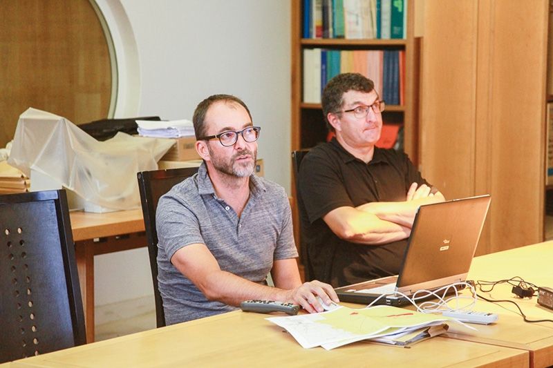 Architekt Martin Stecher (links) stellt das Projekt für das Arzthaus vor