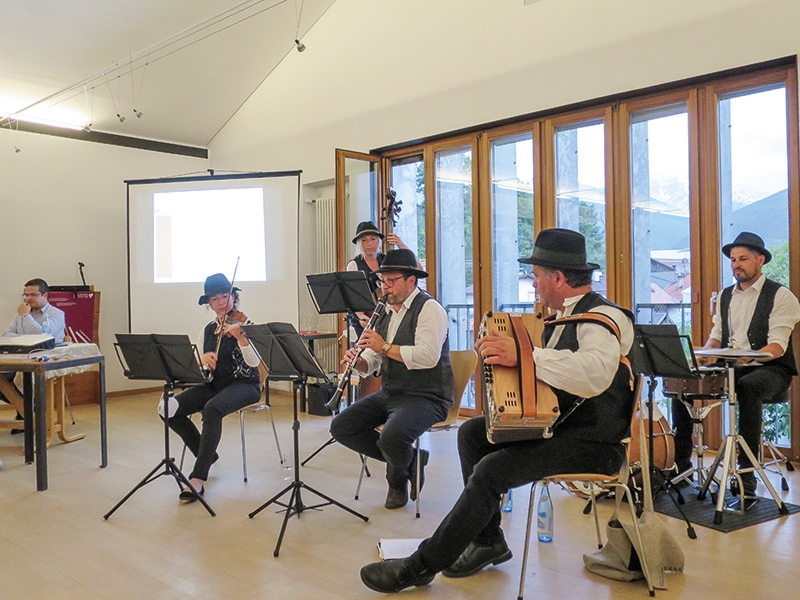 Schneidige Musik der „Storchen Musi“ und Geschichten aus dem Leben von Alois Federspiel, vulgo „Storchn Lois“ gab es im Vintschger Museum in Schluderns. V.l.: Andreas Paulmichl, Viktoria Gögele, Michaela Schölzhorn, Hannes Ortler, Gernot Niederfriniger und Michael Reissner. 