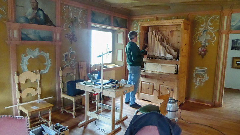 Als geschickter Hobbyorgelbauer hat Johann Prenner eine kleine Hausorgel gebaut, Arthur Prenner hat diese in einen schön verzierten Kasten aus Zirbenholz eingebaut