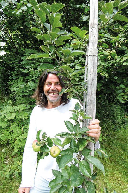 Erwin Dariz und die Kanadarenette, die er vor drei Jahren gesetzt hat. Der Apfelbaum trägt heuer drei Früchte.