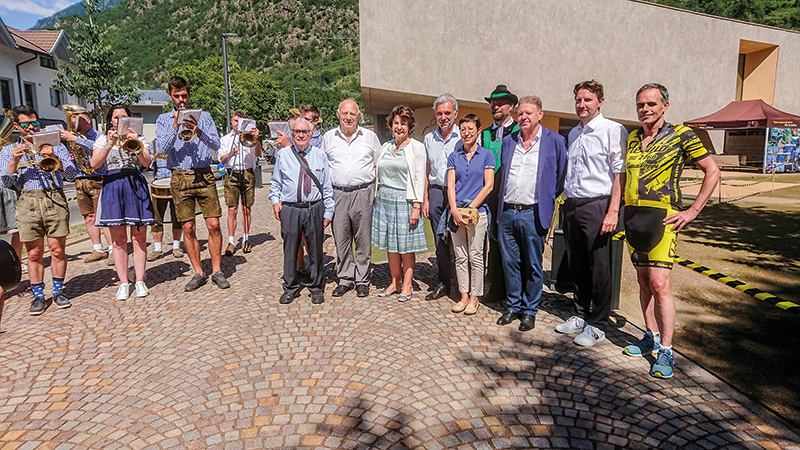 Abordnung der MK Naturns mit den geladenen Gästen vor dem Naturparkhaus