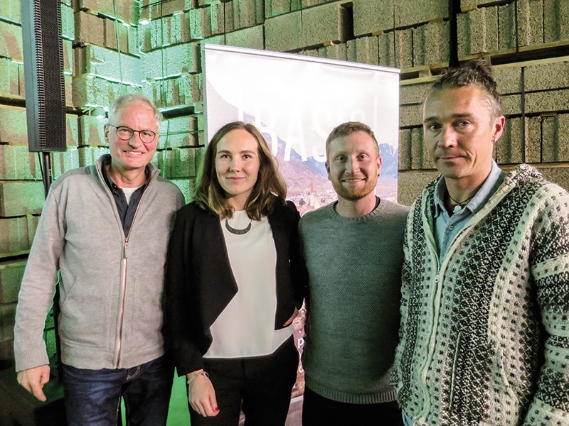 Das dritte Werkstattgespräch, der CAMPO 03, fand am 4. April in Eyrs in der Halle des Familienunternehmens Schönthaler OHG statt. V.l.: Martin Klöti aus Glarus, Anna Köhl von der Uni Innsbruck, Hannes Götsch von BASIS und Werner Schönthaler aus Eyrs.