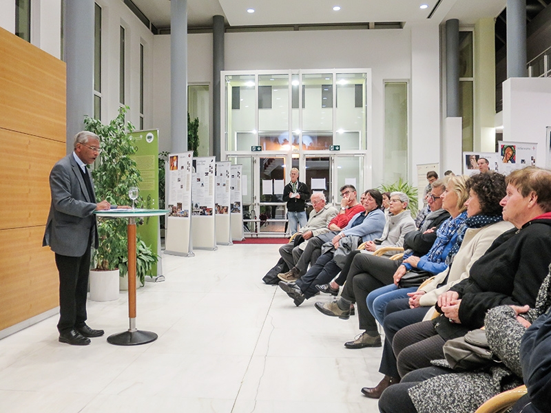 Bei der Ausstellungseröffnung in Schlanders am 5. November stellte Monika Bleimschein Plangger im Namen des Pfarrgemeinderates und des Bildungsausschusses die Ausstellung vor, während der Dekan P. Mathew über die Idee eines Weltethos sprach. Der Kirchenchor Göflan übernahm die musikalische Umrahmung.