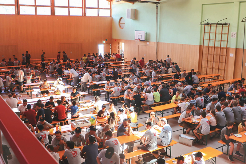 s32 Ausspeißung Zeltlager in der Turnhalle der Mittelschule